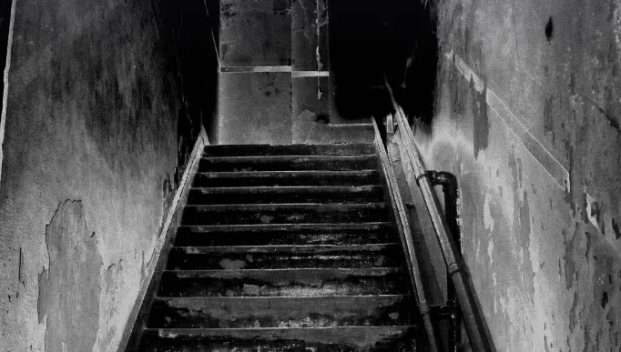 Indagini in corso sulla morte di uomo caduto dalle scale