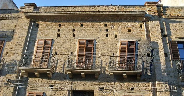 Palazzi coi buchi in Sicilia: storia e utilizzo.