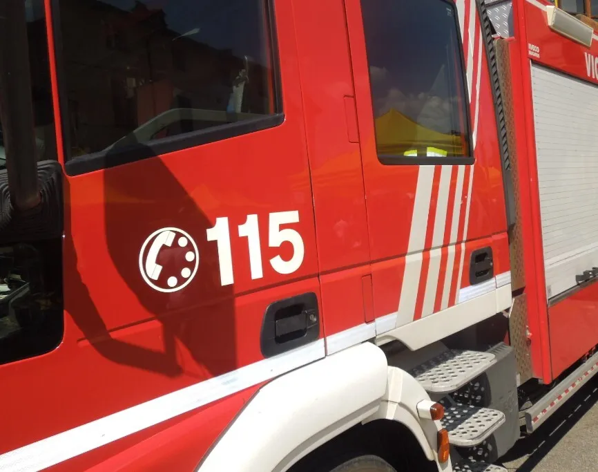 Palermo: fiamme auto si propagano, mezzi danneggiati.