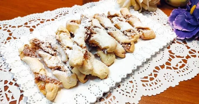 Preparare gli "Nfasciateddi" di Agira: una delizia Siciliana fatta a mano con cura