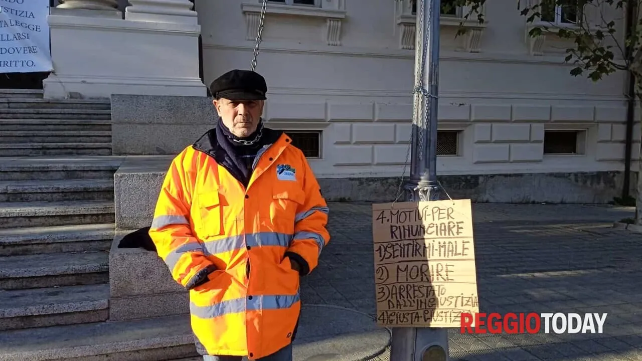 Quattrone protesta con cappio al collo: "Morirò da uomo"
