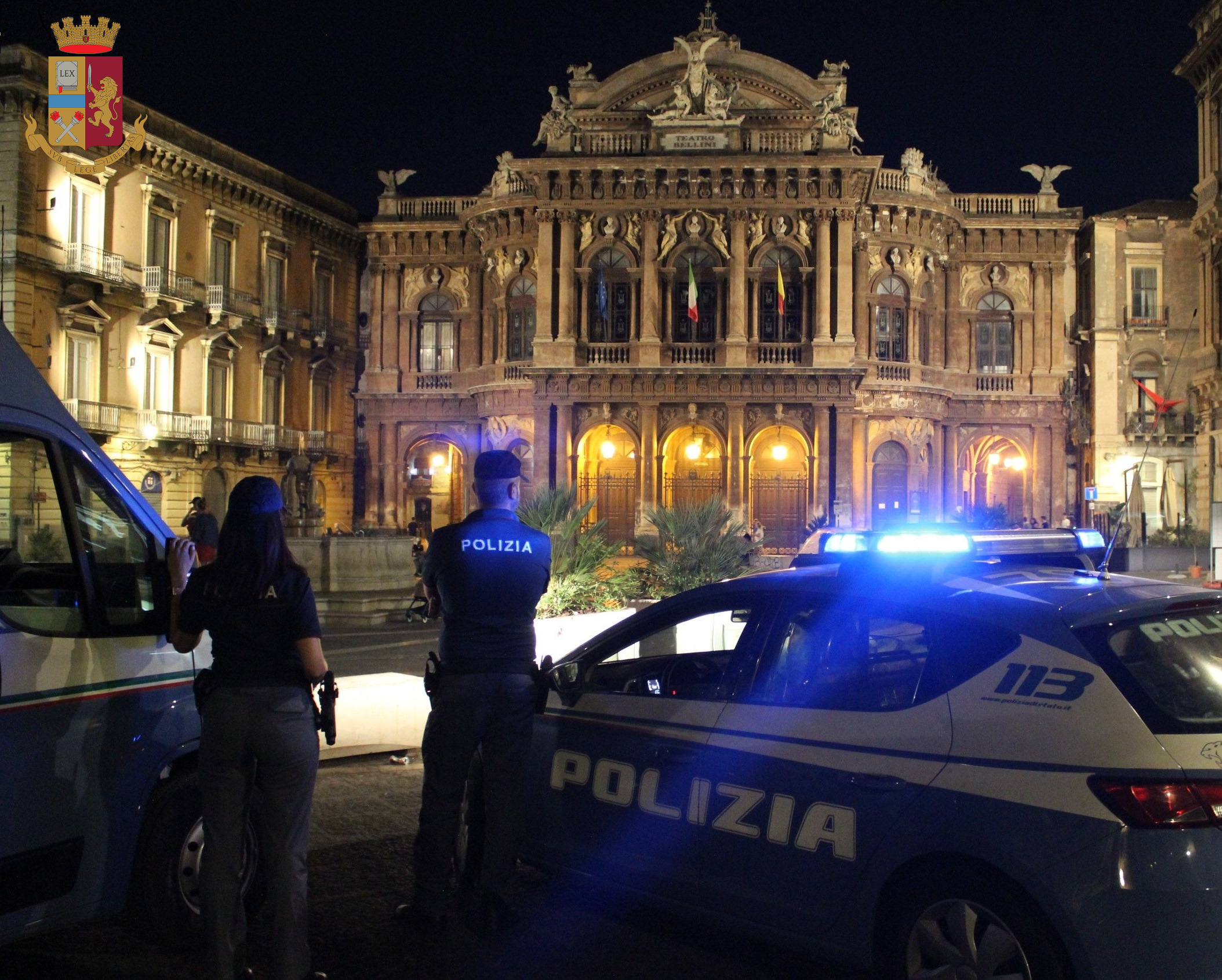 Auto con bagagliaio aperto in sosta vietata per evitare le multe