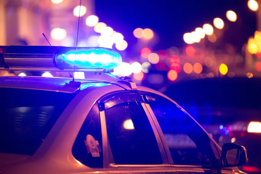 Riassumi questo titolo tra 55 e 66 caratteri Siracusa, rapinano un giovane e lo costringono a prelevare denaro dal bancomat: arrestati - Siracusa News