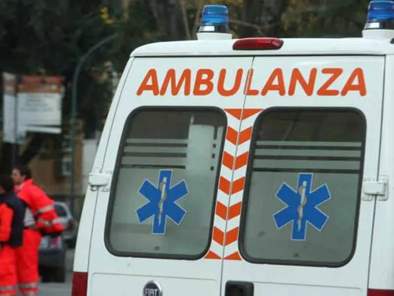 Riassumi questo titolo tra 55 e 66 caratteri Tragedia a Palermo, uomo di 68 anni si accascia per strada e muore in ospedale