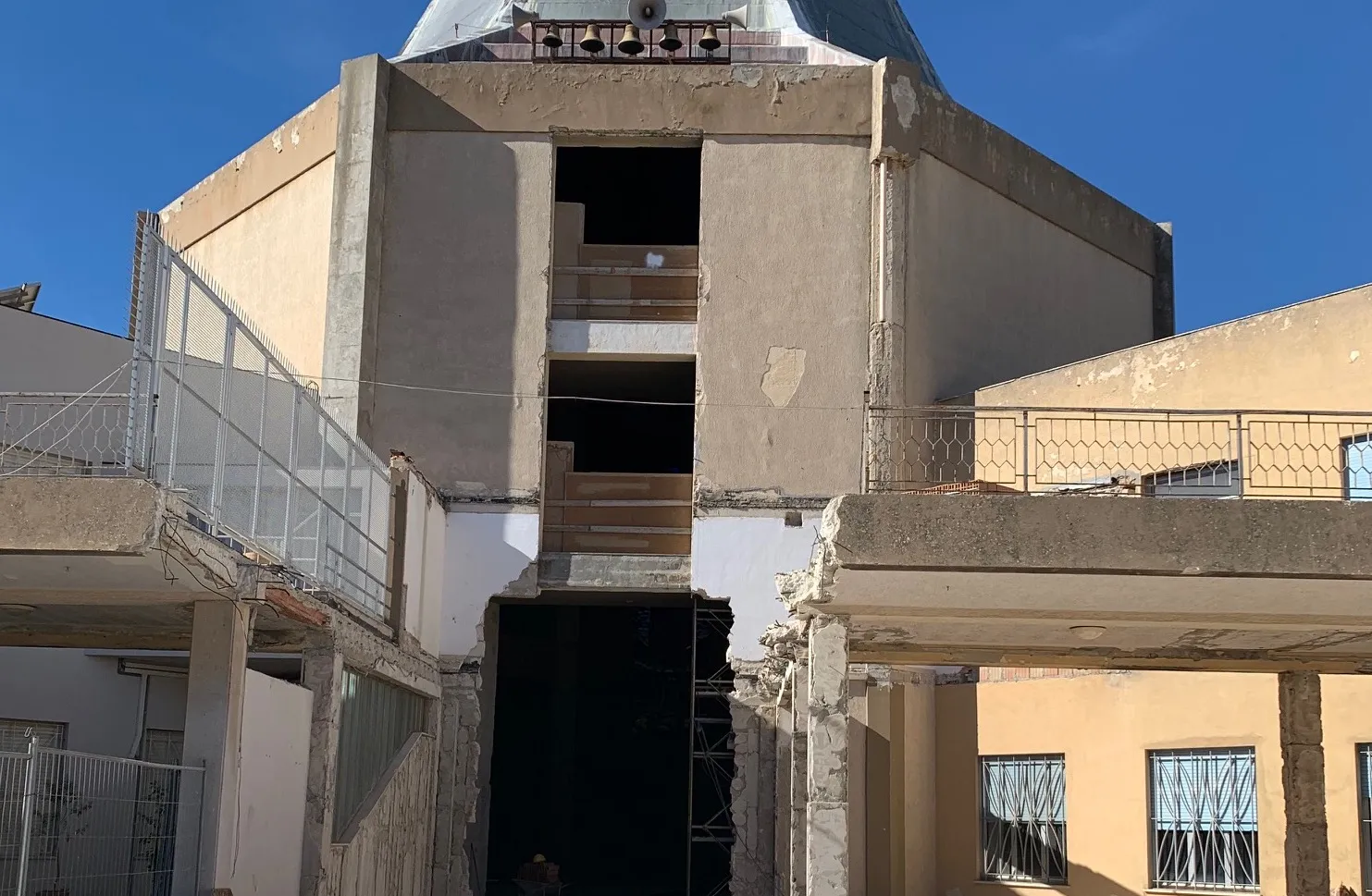 Riassunto: Chiesa dei Gesuiti di Ragusa: un restauro che la rende irriconoscibile.