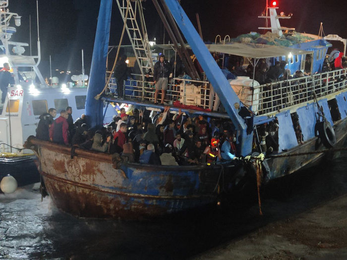 Migranti: maxi sbarco a Lampedusa, sono in 576