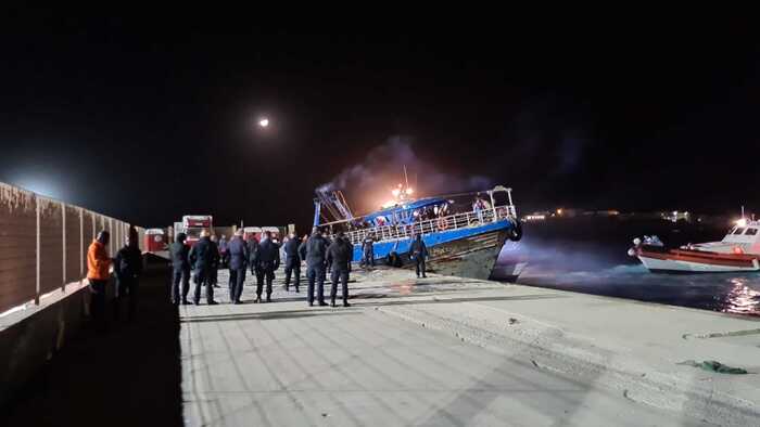 Maxi sbarco a Lampedusa dopo naufragio migranti