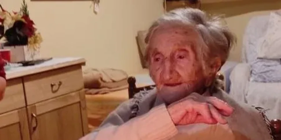 A Salice i 102 anni di nonna Lucia, maestra nell'arte dell'uncinetto