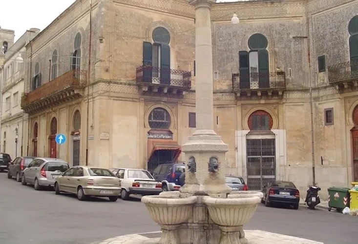 https://www.ragusanews.com/immagini_articoli/18-12-2023/abbeveratoio-di-piazza-fonti-a-ragusa-si-al-recupero-500.jpg