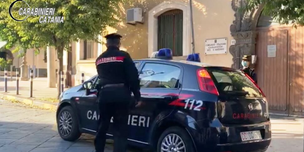 Aci Sant'Antonio, si rifugia in casa ma la nonna apre ai carabinieri e viene arrestato