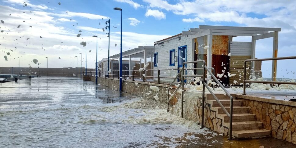 Agrigento, schiuma in acqua a San Leone: la denuncia è di Mareamico