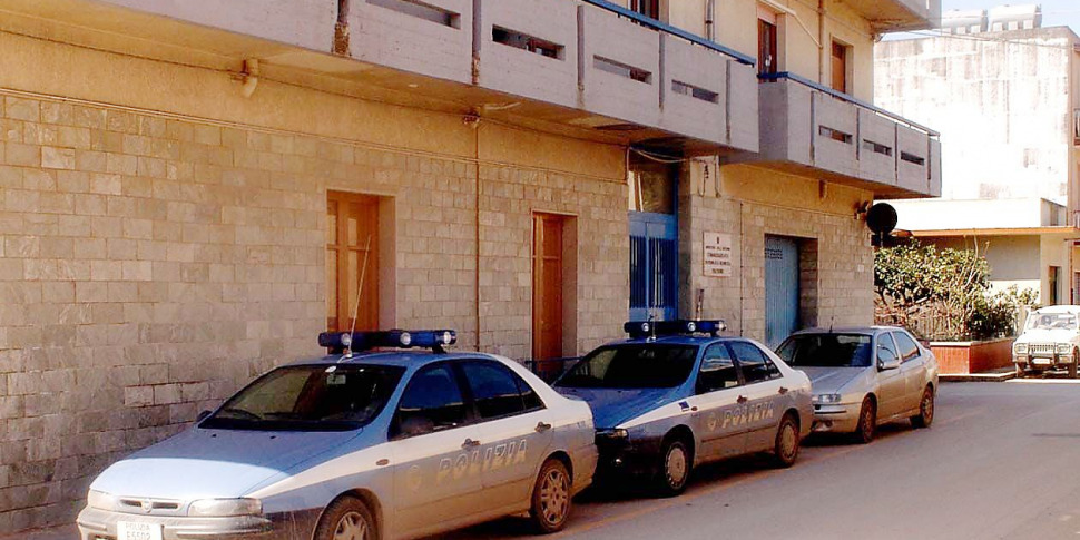 Pachino, molesta due donne davanti a una scuola: individuato e arrestato a Palagonia