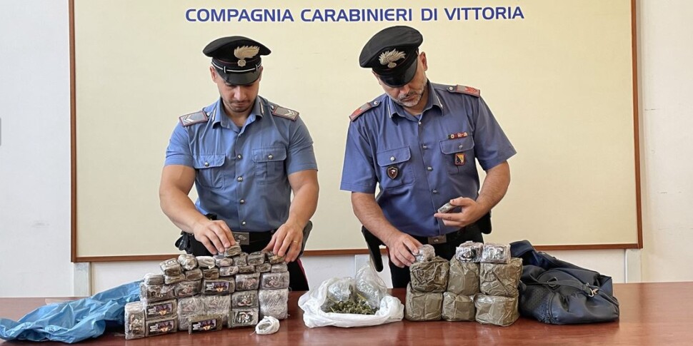 Ha 16 chili di hashish e 200 grammi di marijuana a casa, arrestato a Vittoria