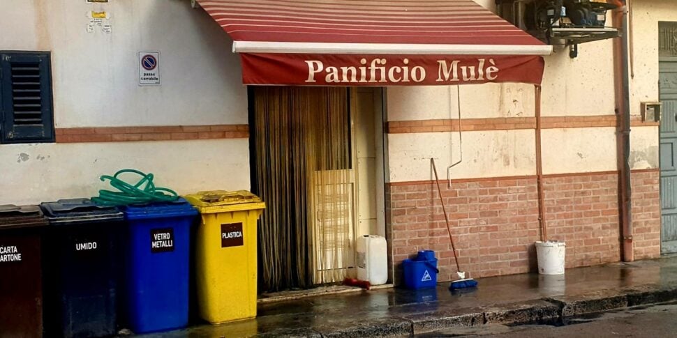 Nuovo attentato a Partinico, incendiati un'auto e un furgone del panificio di via Matteotti