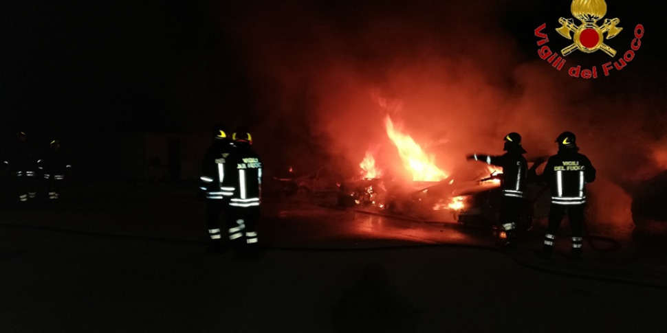 Auto a metano in fiamme ad Ispica: danni alla facciata di una casa