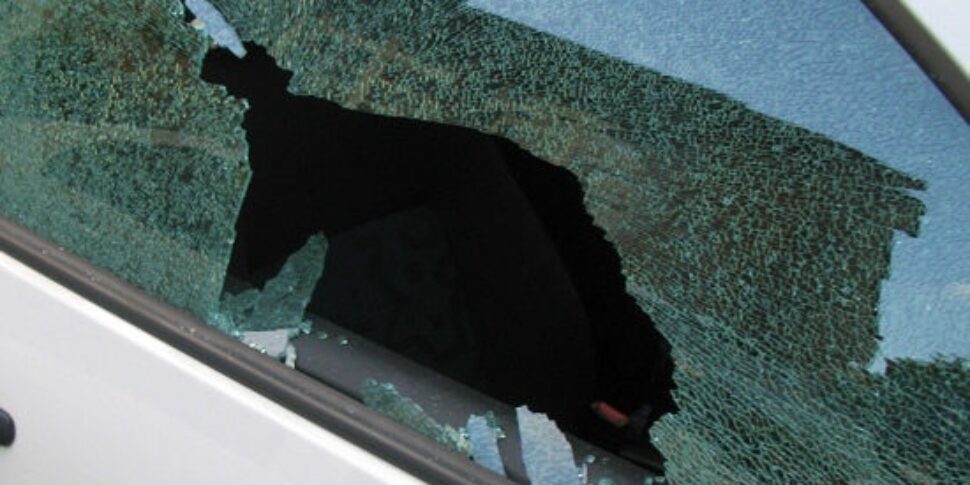 Modica, finestrini rotti e pneumatici tagliati: danneggiata l'auto di un avvocato