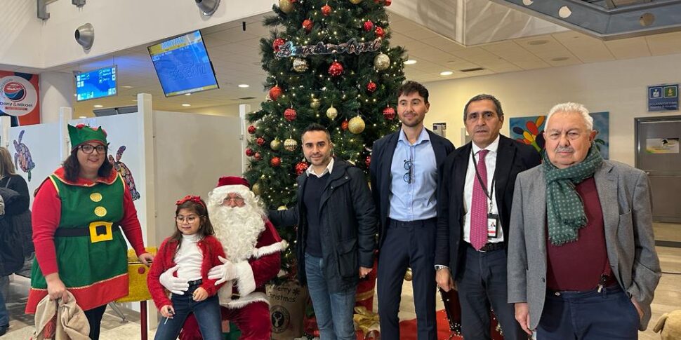 Babbo Natale arriva all'aeroporto di Lampedusa, festa con i bambini