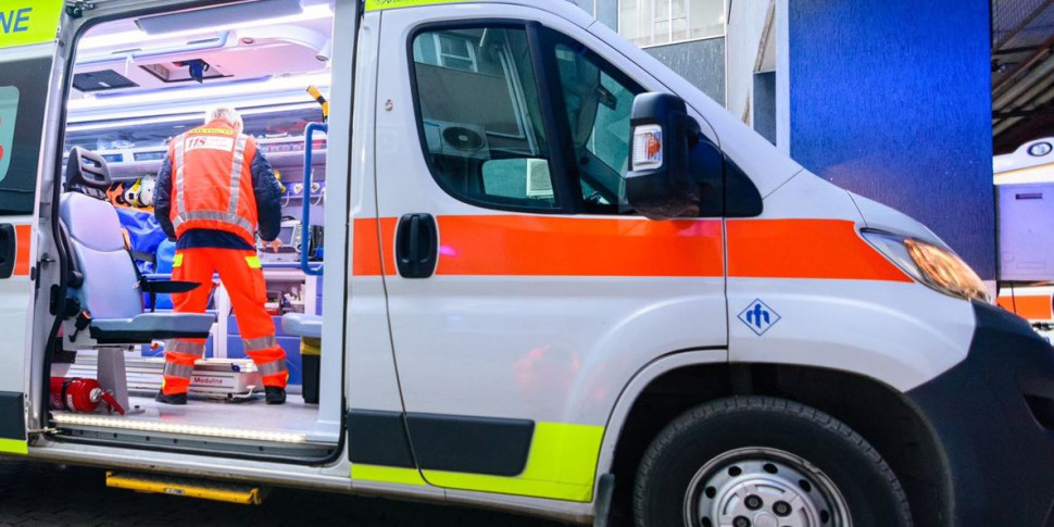 Barrafranca, la bimba ha fretta di nascere: donna partorisce sull'ambulanza ferma in statale