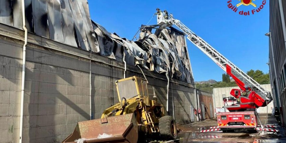 Caltagirone, incendio in uno stabilimento per la produzione dell'olio