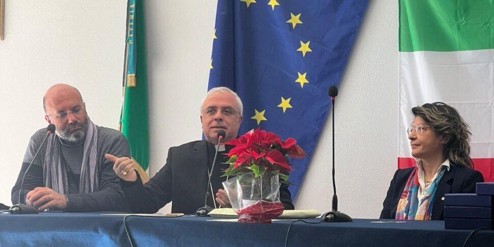 Catania, il vescovo Renna incontra gli studenti del Ferrarin: «Chi fa bene il proprio lavoro è antimafia»
