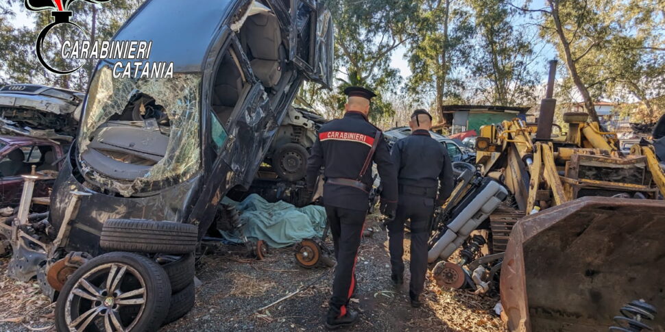 Centro di demolizioni auto abusivo ad Aci Sant’Antonio, due denunce