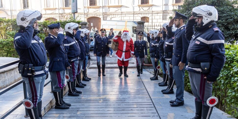 Dallo spettacolo in teatro ai doni negli ospedali: le iniziative della polizia di Palermo per i bambini