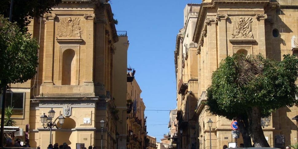 Agrigento, infastidisce i passanti e abbassa i pantaloni per urinare in via Atenea: denunciato