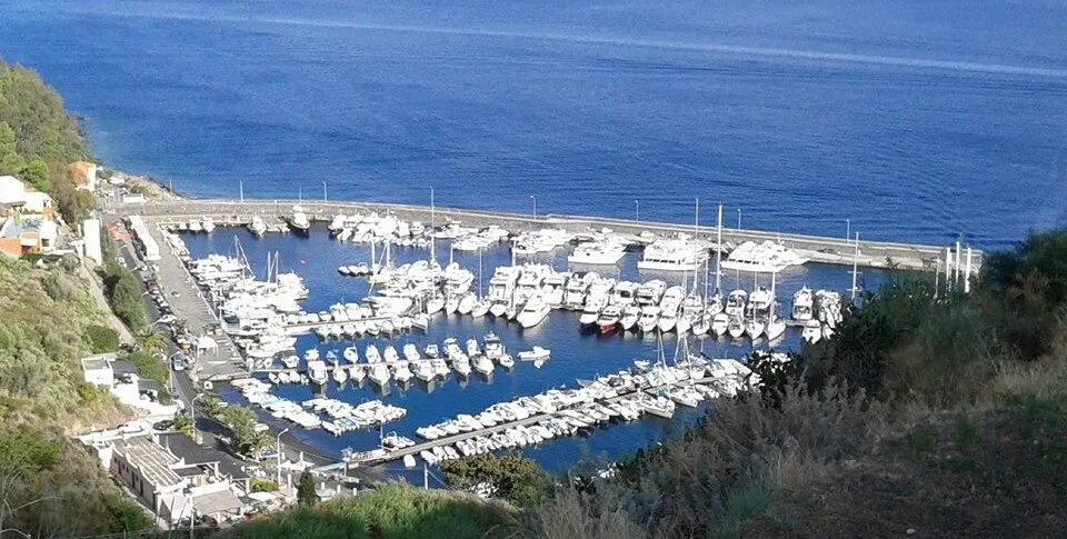 Lipari, attracchi difficili per gli aliscafi a causa delle mareggiate: disagi per residenti e turisti