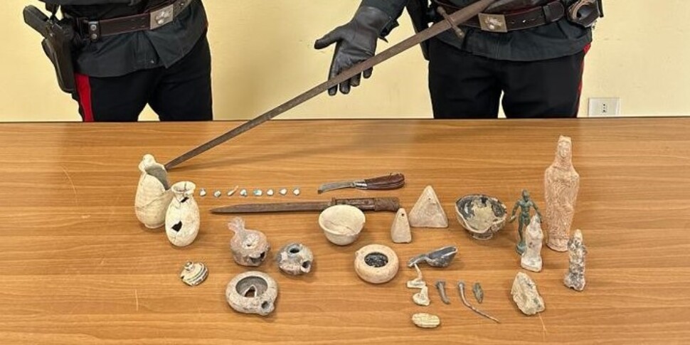 Lo arrestano per droga a Gela, poi nella sua abitazione i carabinieri trovano reperti archeologici