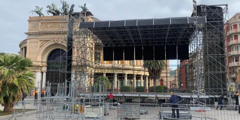 Capodanno a Palermo, si monta il palco per il concerto di Elodie: i lavori in piazza Politeama