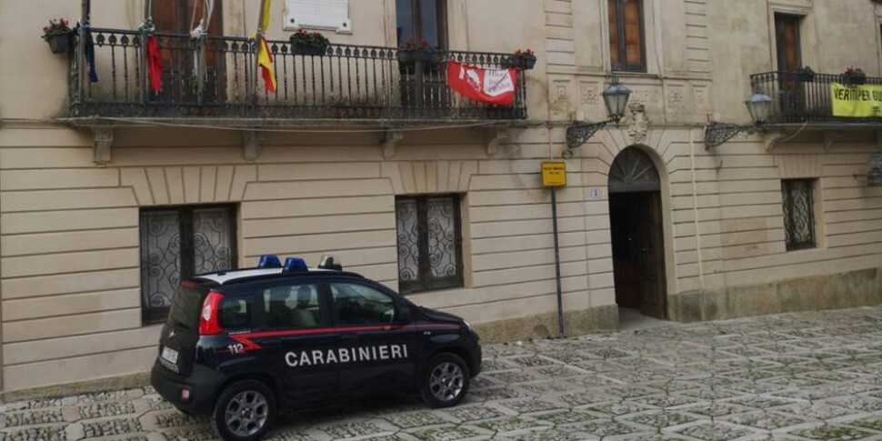 Erice, devia la condotta idrica comunale fino alla sua stalla e lascia in tanti senz'acqua