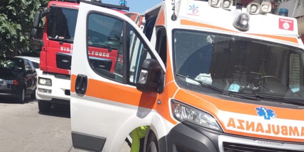 Modica, esplosione mentre sostituisce la bombola del gas: settantenne ustionato