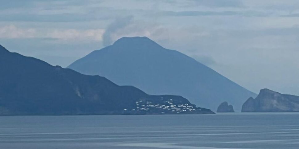 Esplosioni a Stromboli: le comitive che vorranno festeggiare il Capodanno sulla montagna si fermeranno a quota 400