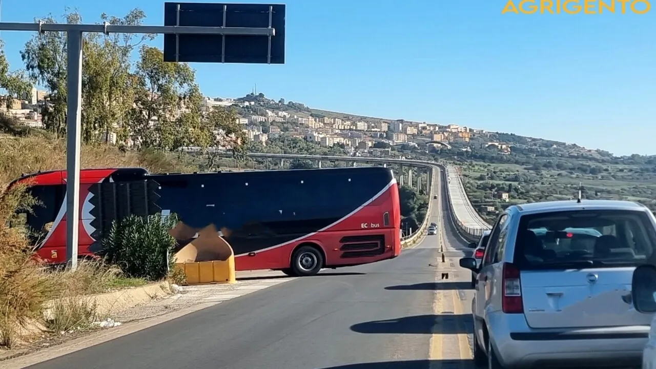 FOTO | Pullman in follia ad Agrigento: inversione a U sul viadotto Morandi