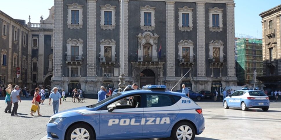 Catania, fugge ad un posto di blocco e viene fermato dalla polizia: in questura danneggia gli uffici
