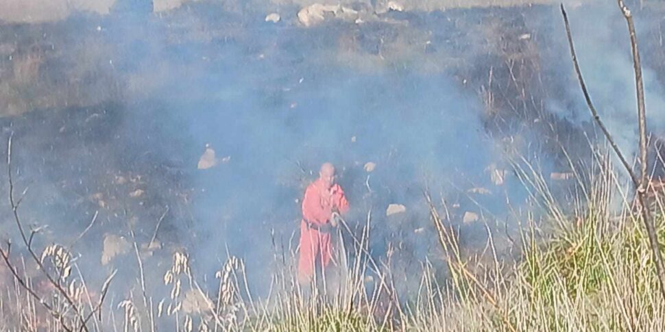 Gli incendi non risparmiano l'inverno: fiamme nella zona Fontanarossa di Erice, in azione anche un elicottero