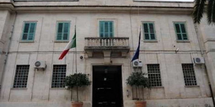 Detenuto “acrobata” evade dal carcere di Ragusa scavalcando il doppio muro di cinta e raggiungendo la strada dopo un salto di oltre 7 metri. Bloccato nella zona industriale