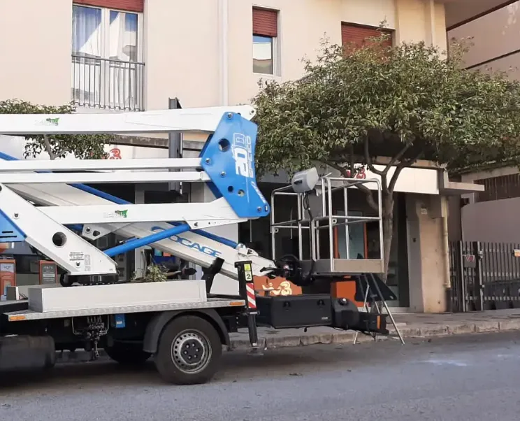 Grave incidente in via Archimede: uomo cade dal cestello dopo essere stato urtato da un furgone