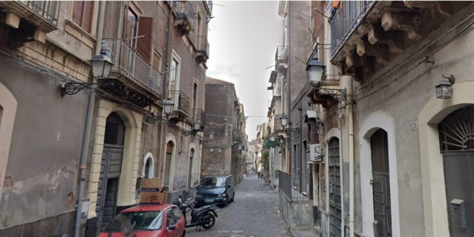 Incendio in un'abitazione a Catania: salvata una donna, era priva di sensi e con diverse ustioni