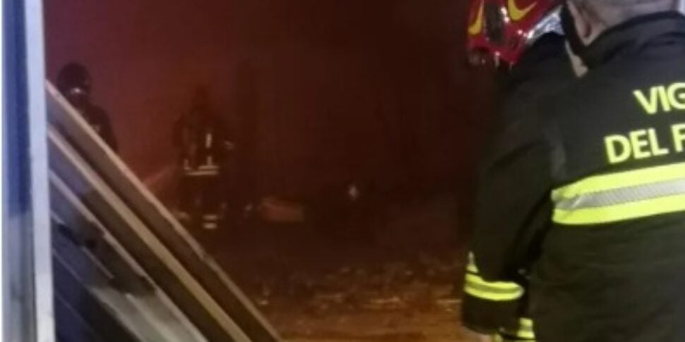 Incendio a Messina, a fuoco un capannone con rottami