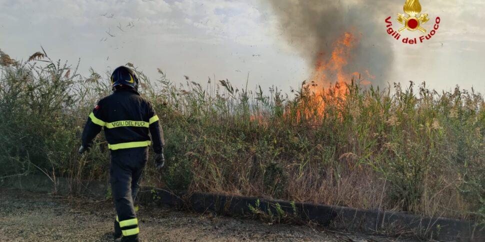 Gela, vasto incendio a Montelungo: il fumo invade la statale e manda il traffico in tilt