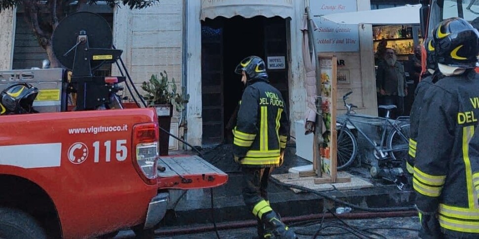 Paura a Siracusa: incendio all'hotel Milano di corso Umberto, struttura evacuata