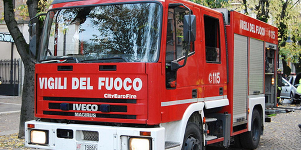 Paura per un incendio divampato vicino a un campeggio a Portopalo