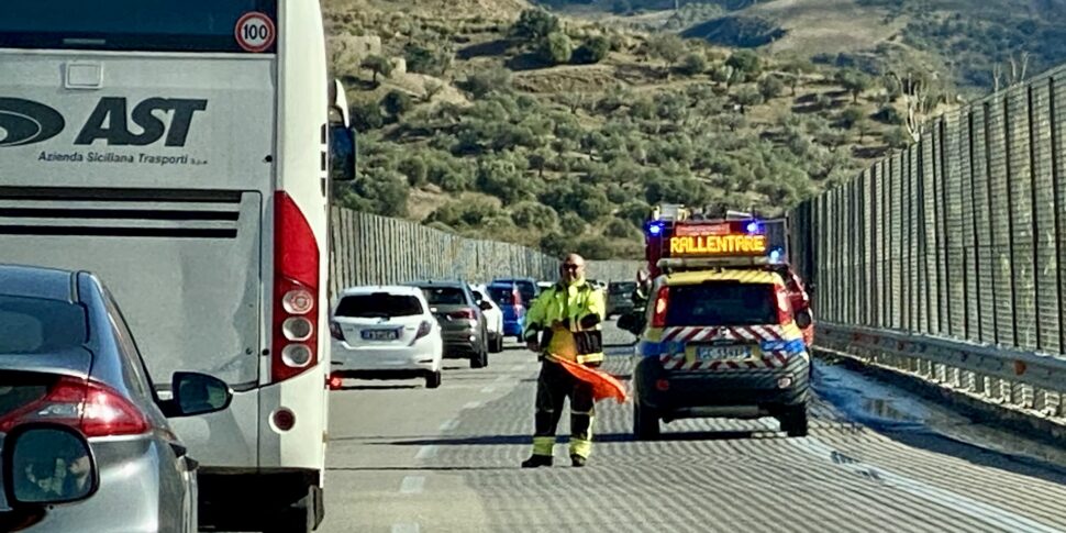 Paura sull'autostrada Messina-Catania: una macchina va a fuoco, traffico bloccato