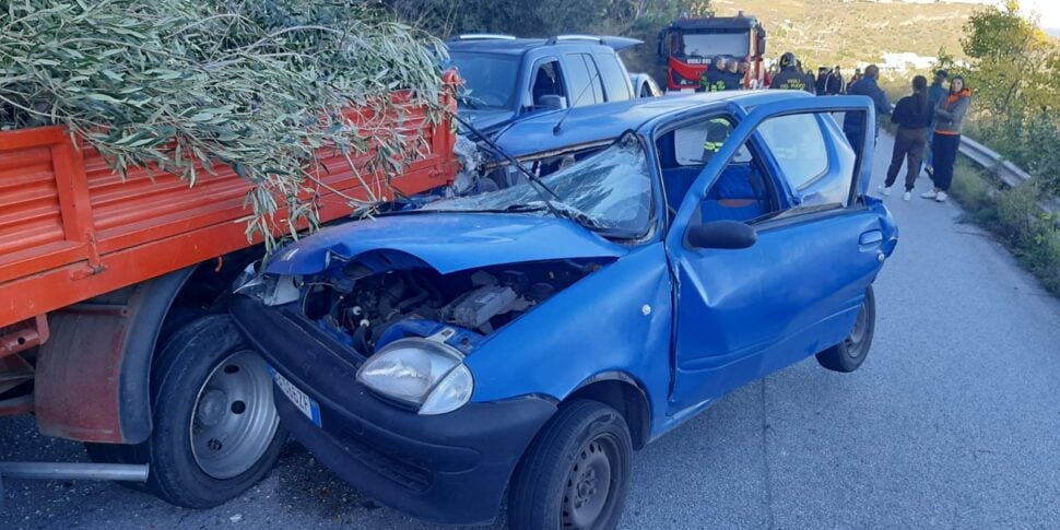 Incidente a Lipari, con l'auto si schianta contro un camion: ferita