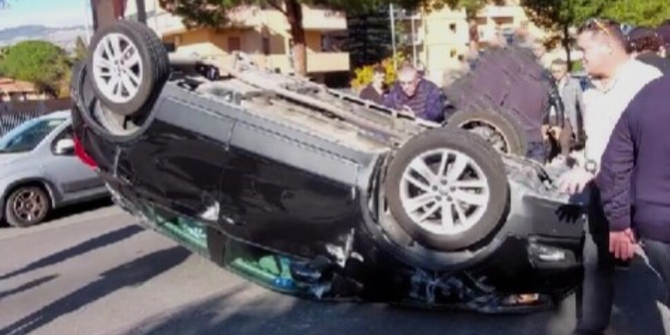Incidente tra due auto in viale Regione a Palermo, una si ribalta: due feriti e traffico rallentato