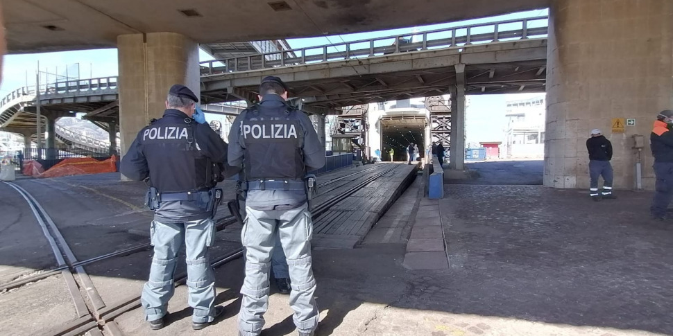 Incidente alla stazione di Messina: locomotore urta un convoglio fermo, passeggeri feriti