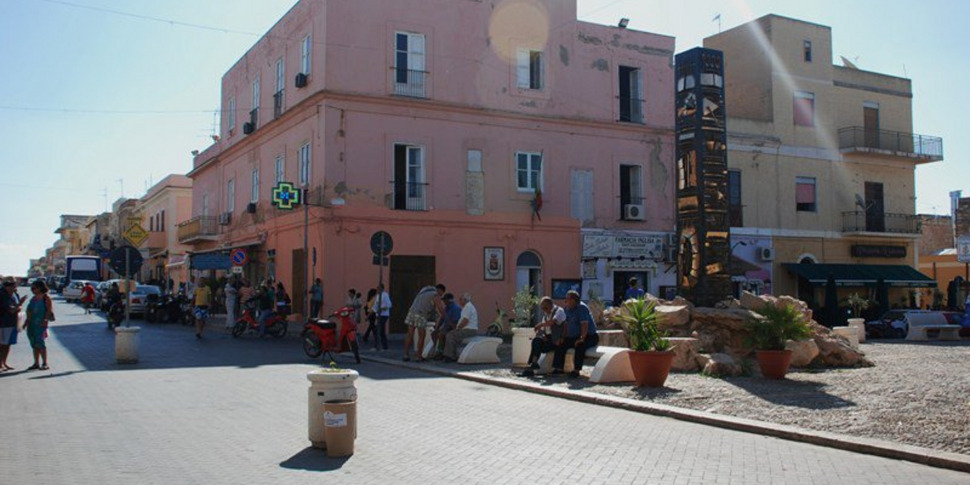 «Appalti illegali» a Lampedusa: 26 indagati, c'è anche l'ex sindaco