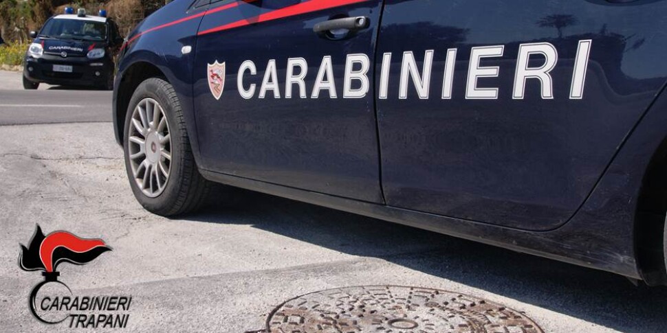 Inseguimento da film a Trapani: non si ferma all'alt, poi abbandona l'auto e lancia sassi contro i carabinieri