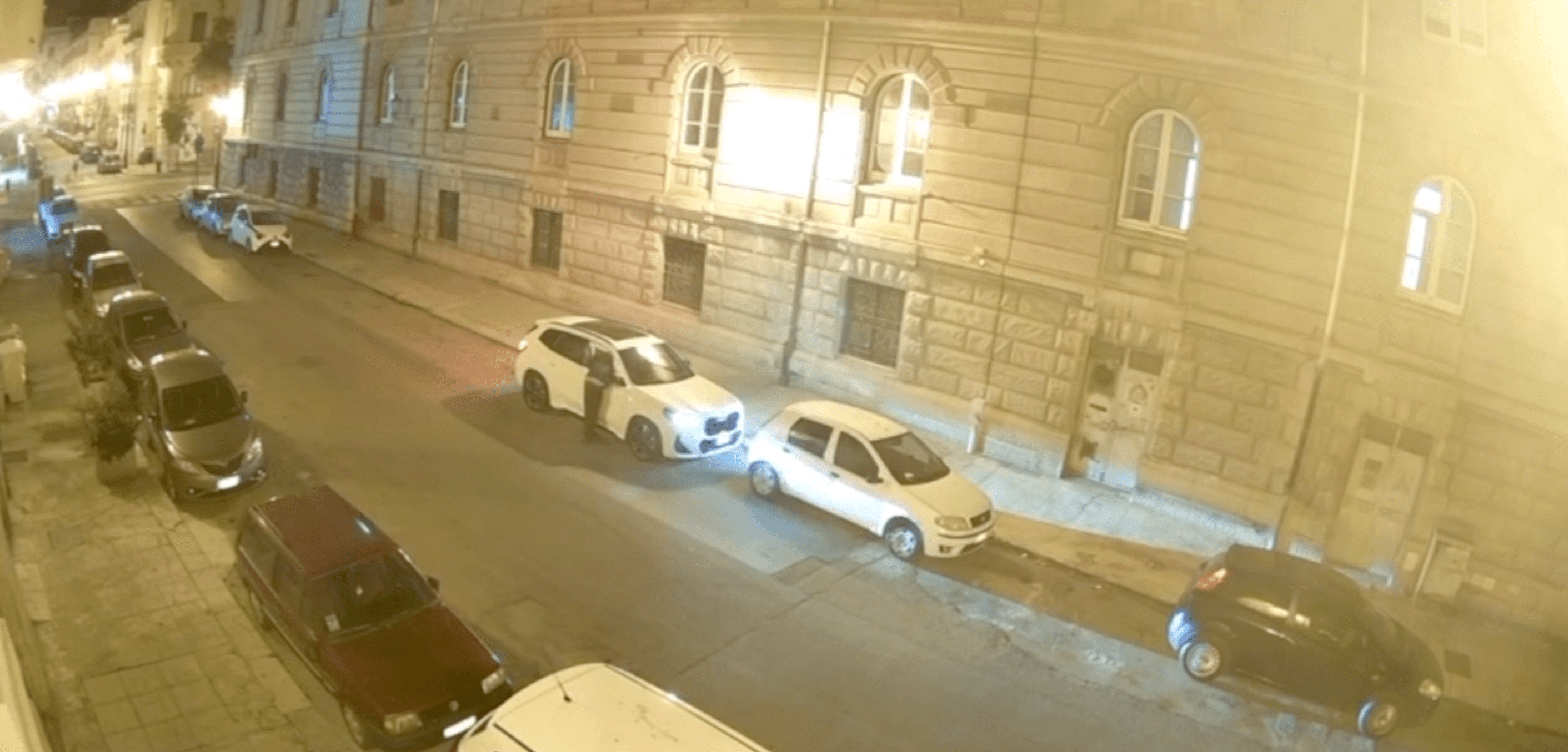 Ladro a Palermo rompe finestrino e ruba tutto VIDEO